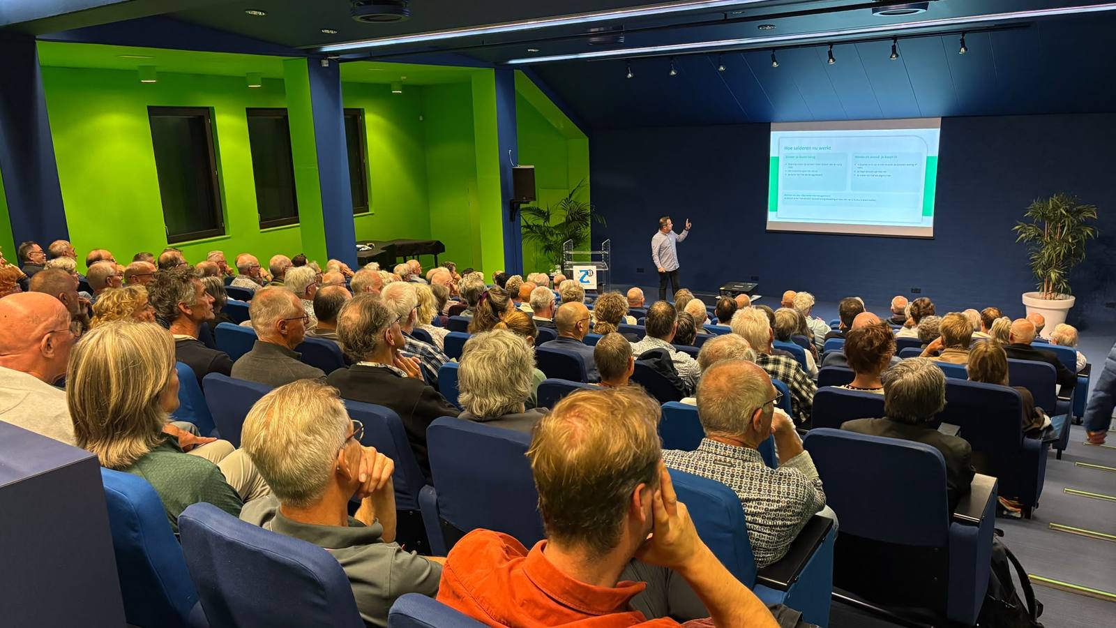 Theo van der Sluijs geeft een lezing voor een volle zaal in de ZB Bibliotheek van Zeeland